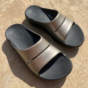 OOFOS. M5 / W7 OOahh Slide Sandal